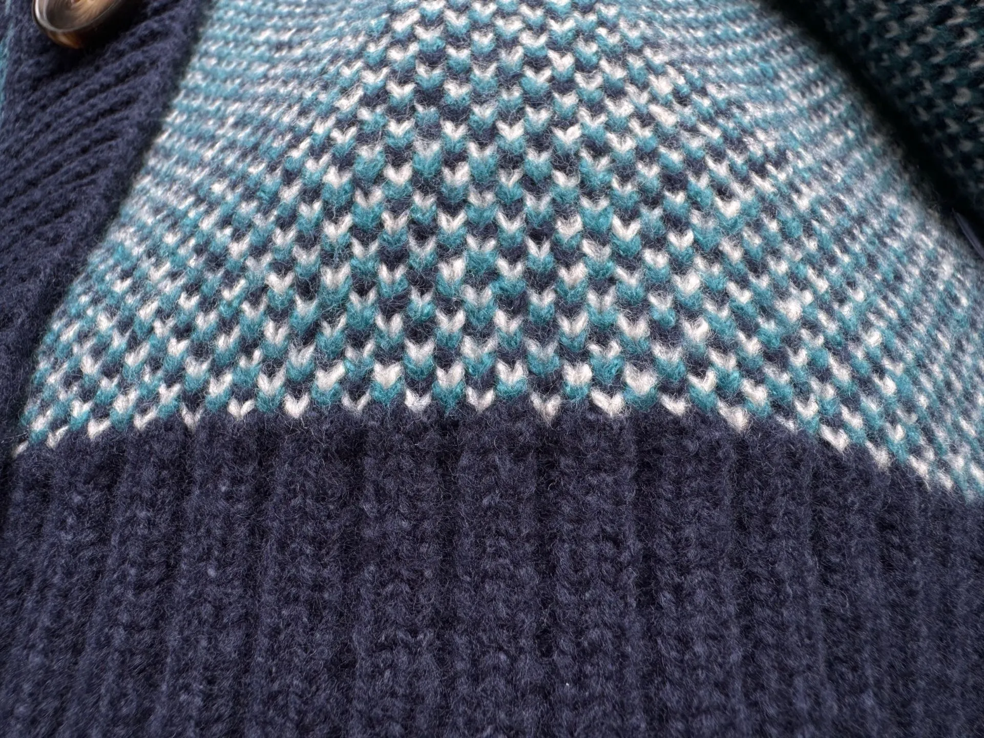 P220 Ralph Lauren old money style cable sweater. The end of the sweater must be twisted! Want to go for an American retro style but are afraid of using too much force? This cable cardigan can be called a "retro dressing cheat"~ ▫️Cable workmanship = the king of retro atmosphere: the three-dimensional cable pattern replicates the texture of American vintage clothes, not deliberately to look old, but with a "sensation of luxury accumulated over time". The moment you put it on, you have the "smell of a male protagonist in a campus movie", and the hair tie was praised as "clothes cheating" when taking photos~ ▫️It doesn't matter your body shape but also hides a lot of fat. It can also be worn by boys with broad shoulders and slightly fat, V The collar can also modify the neck line, making the person look more upright~ Wear it under a coat/down jacket in winter, revealing the cable ties and small red labels, and the sense of layering is directly stunning~ It is perfect with sneakers and leather shoes. American boys rush with their eyes closed, and directly reorganize their wardrobe~ Color: Navy Blue Apricot Size S Height 165-170CM Weight 110-125 M Height 170-175CM Weight 125-140 L Height 175-185CM Weight 140-155